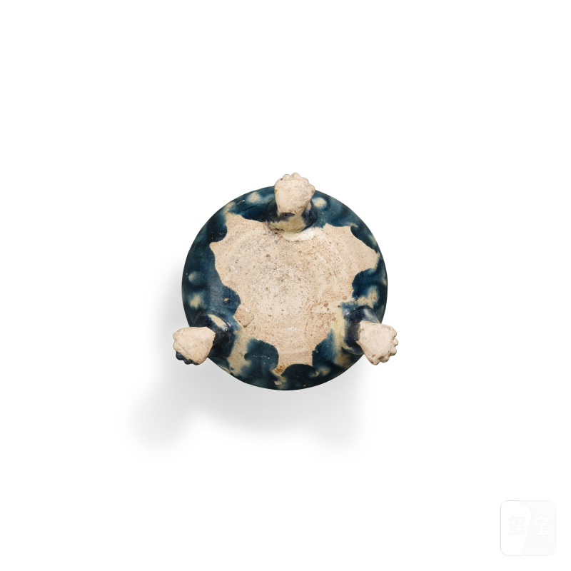 A small blue-splashed pottery tripod jar and cover, Tang dynasty | 唐 灑藍彩三足小蓋罐 - 图3